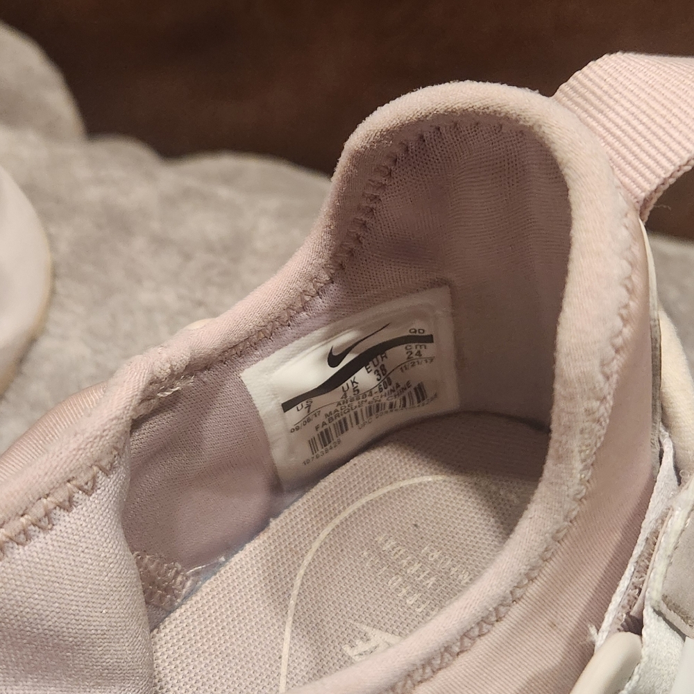 Nike Air Hurache - image 2